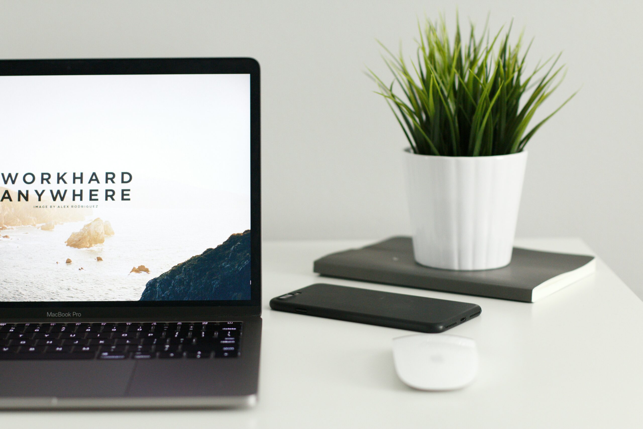 Blogging resources for tech affiliates – laptop with AI and blogging tools