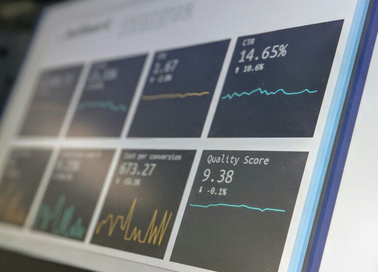Beginner’s guide to affiliate marketing for tech bloggers 2025 showing laptop, analytics, and affiliate dashboard