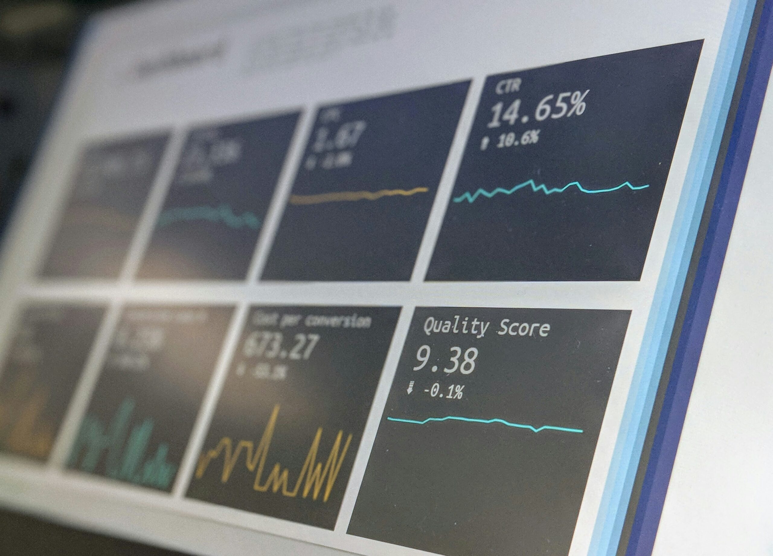 Beginner’s guide to affiliate marketing for tech bloggers 2025 showing laptop, analytics, and affiliate dashboard